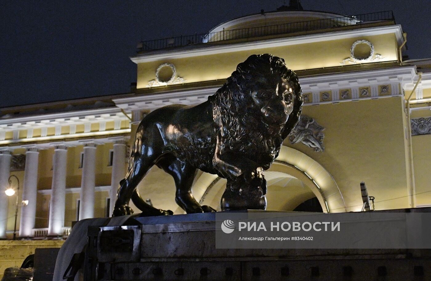 Монтаж скульптур львов на Адмиралтейской набережной в Петербурге