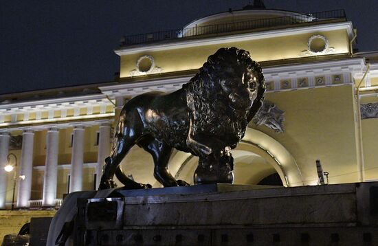 Монтаж скульптур львов на Адмиралтейской набережной в Петербурге