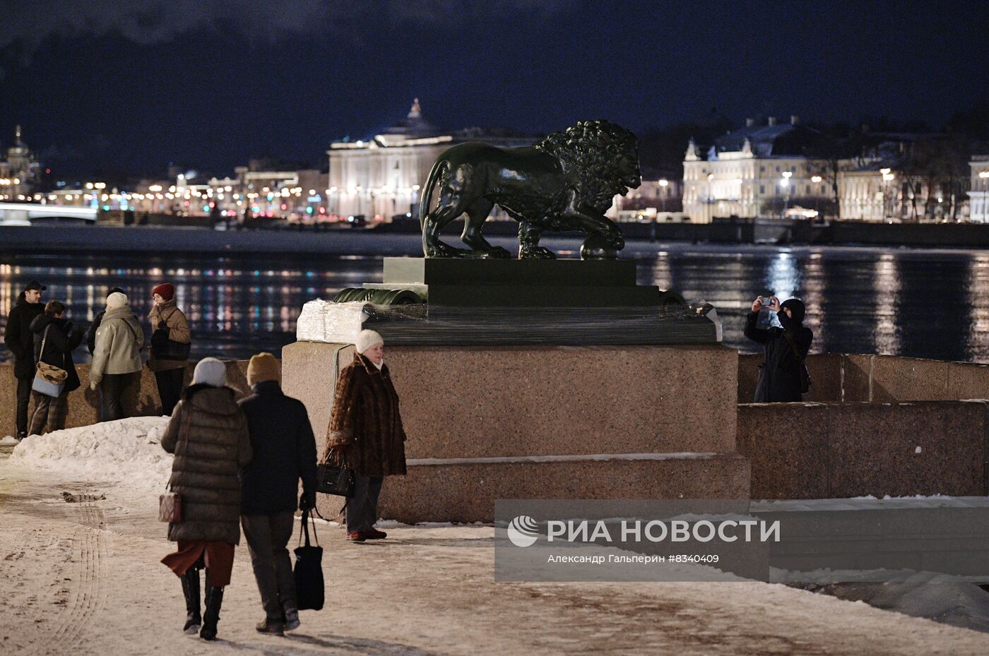 Монтаж скульптур львов на Адмиралтейской набережной в Петербурге