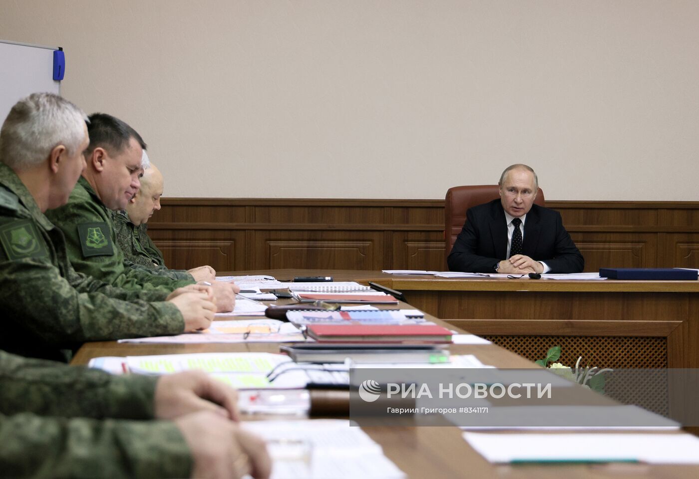 Президент РФ В. Путин посетил объединённый штаб родов войск, задействованных в СВО