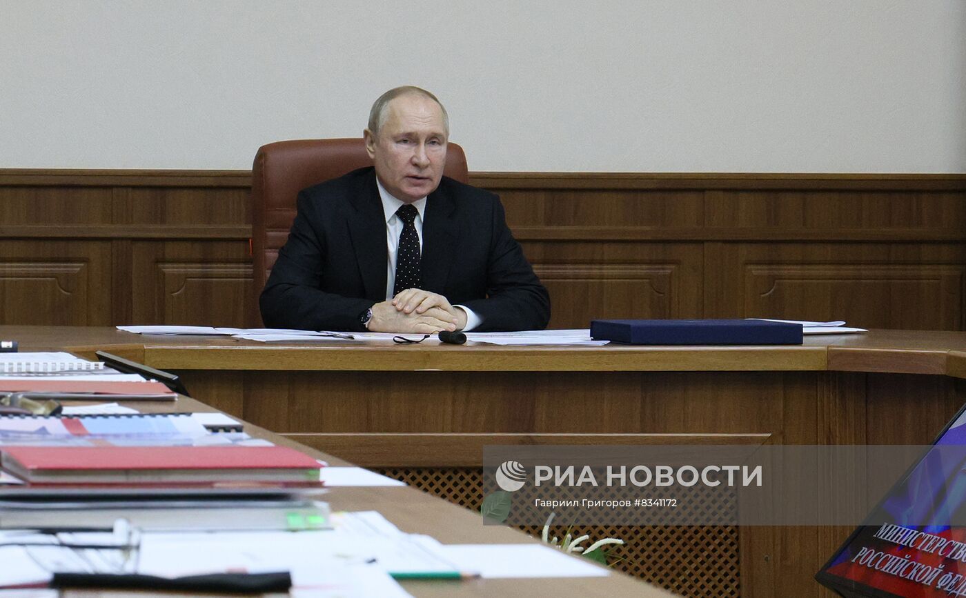 Президент РФ В. Путин посетил объединённый штаб родов войск, задействованных в СВО