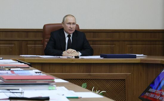 Президент РФ В. Путин посетил объединённый штаб родов войск, задействованных в СВО