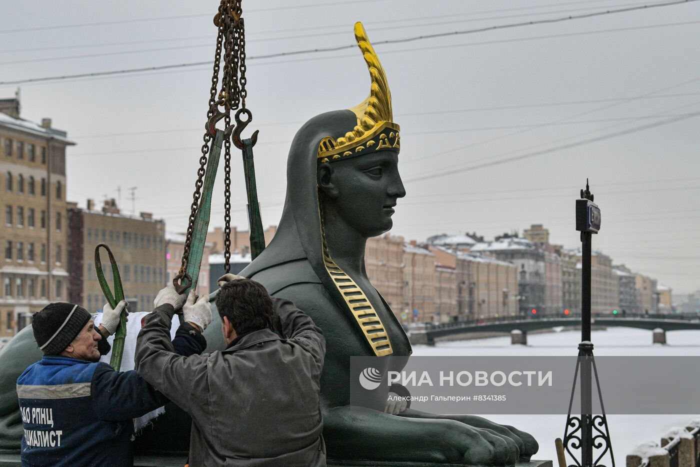 Установка сфинксов на Египетский мост в Петербурге