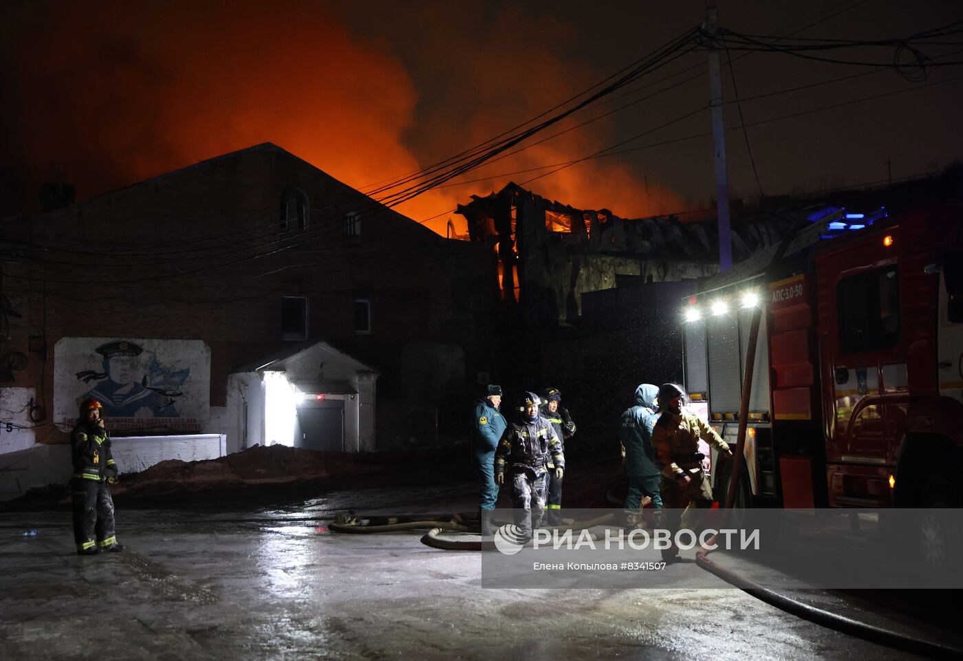 Крупный пожар на складе во Владивостоке Крупный пожар на складе во Владивостоке