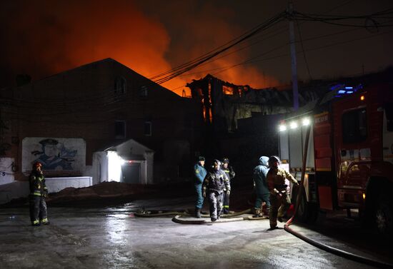 Крупный пожар на складе во Владивостоке Крупный пожар на складе во Владивостоке