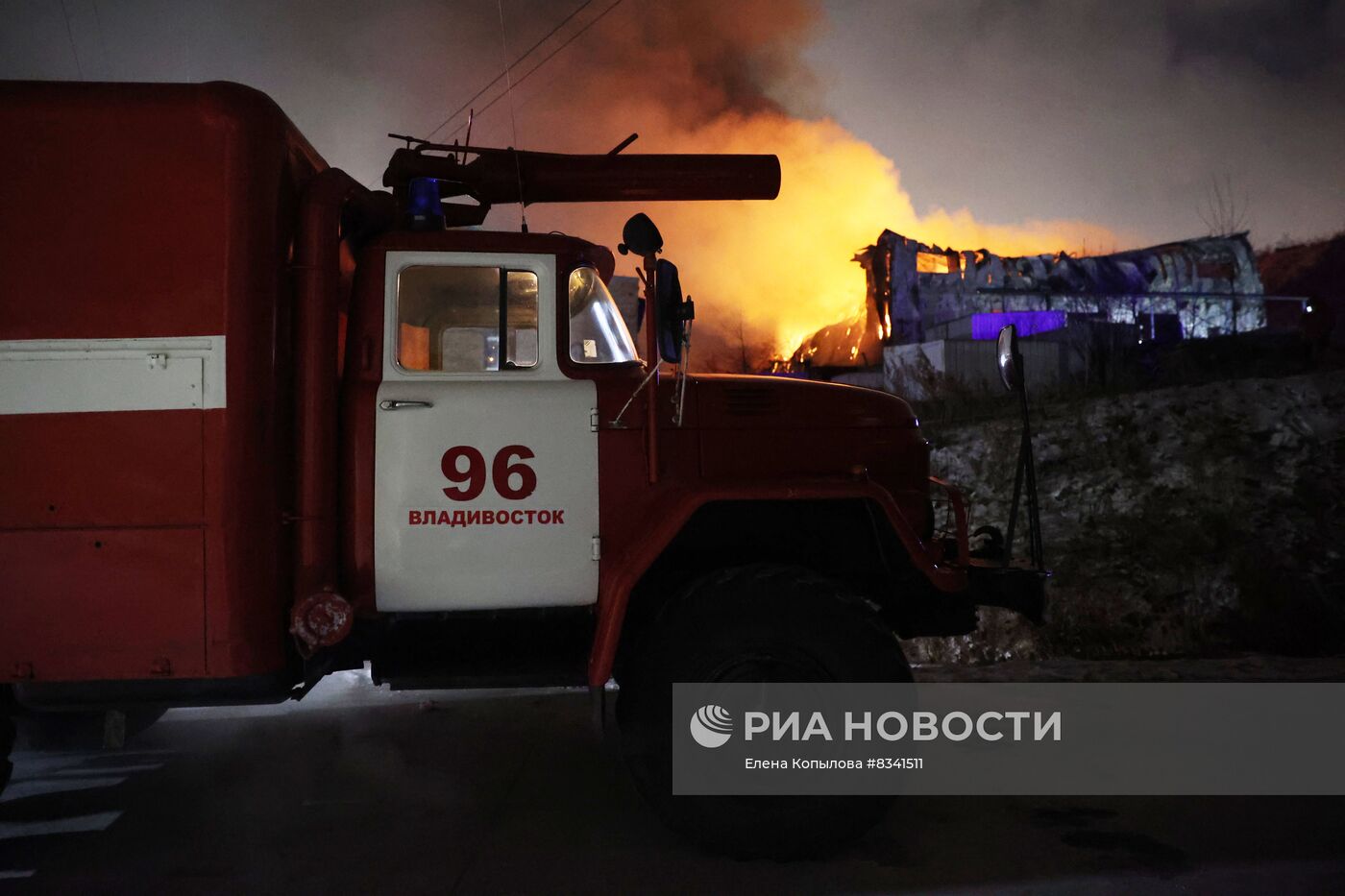 Крупный пожар на складе во Владивостоке