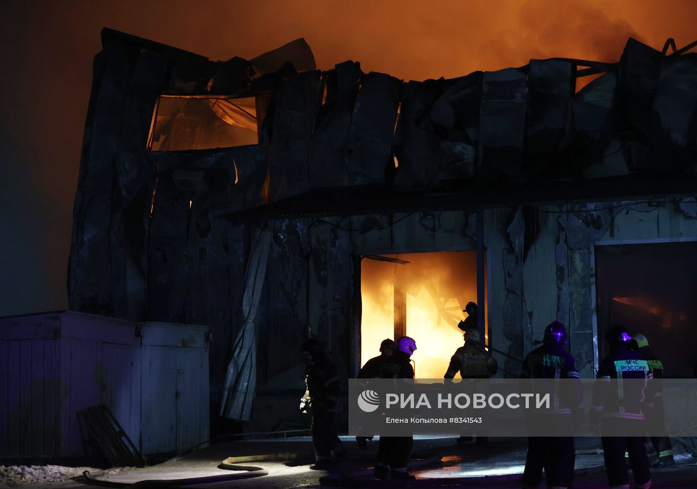 Крупный пожар на складе во Владивостоке Крупный пожар на складе во Владивостоке