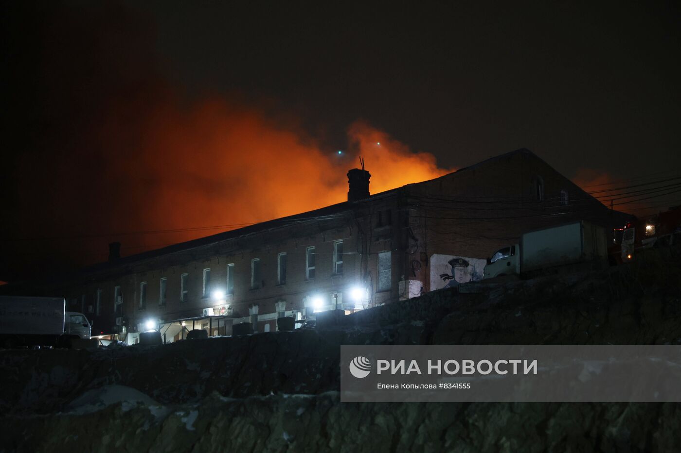 Крупный пожар на складе во Владивостоке