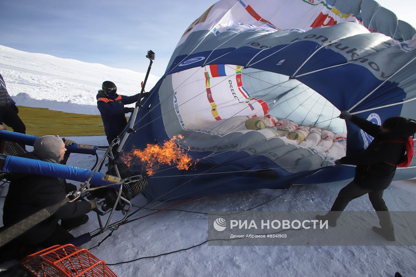 Подготовка к массовому перелету на воздушных шарах через Эльбрус