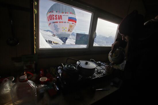Подготовка к массовому перелету на воздушных шарах через Эльбрус