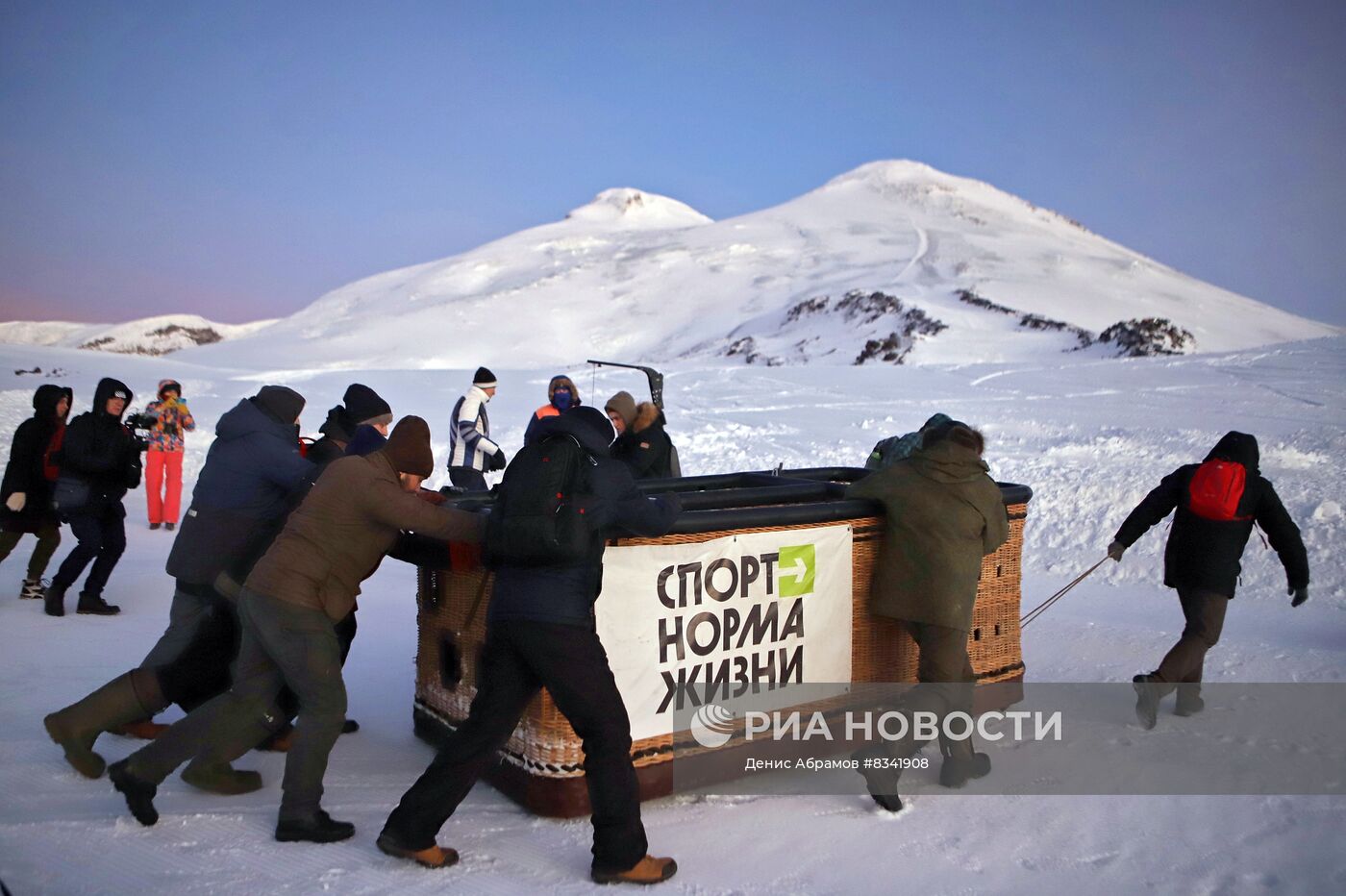 Подготовка к массовому перелету на воздушных шарах через Эльбрус