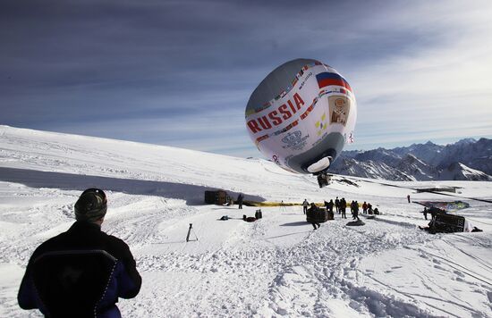 Подготовка к массовому перелету на воздушных шарах через Эльбрус