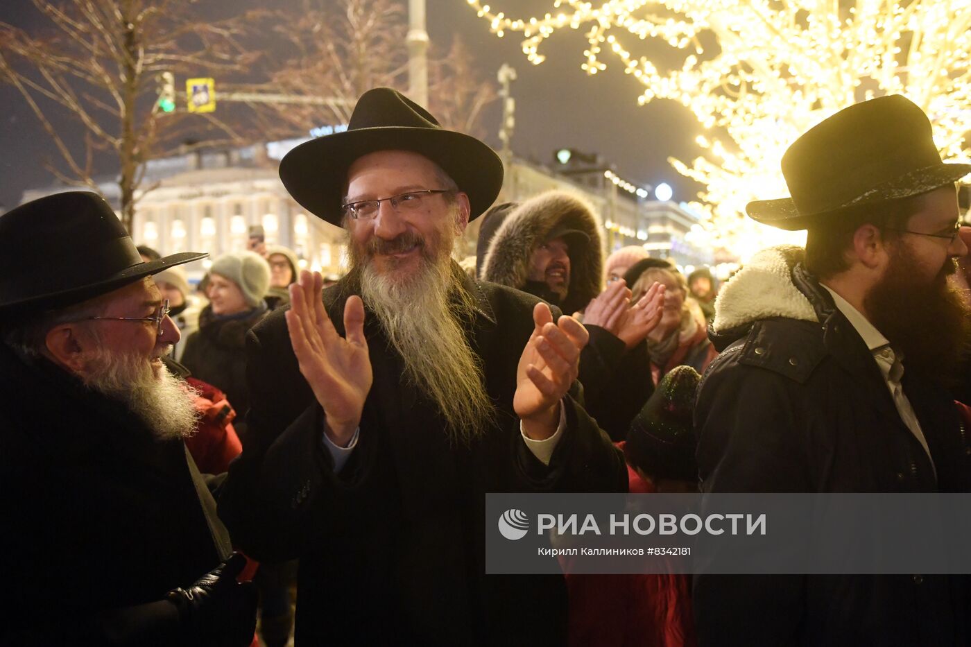 Зажжение ханукальной свечи в честь начала праздника Ханука