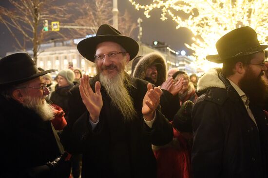 Зажжение ханукальной свечи в честь начала праздника Ханука