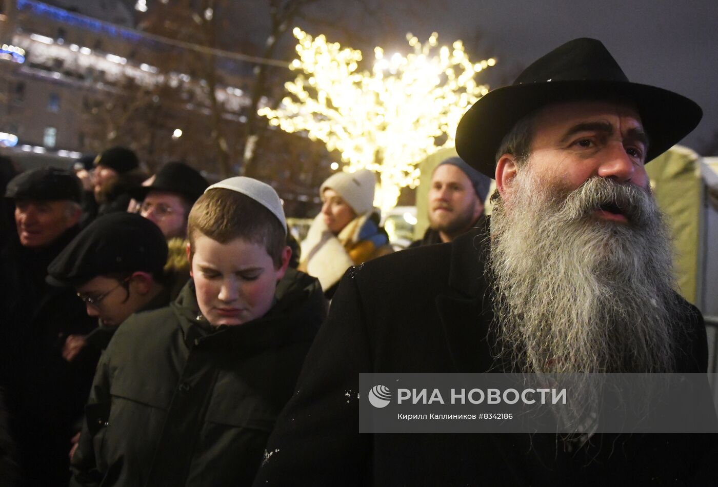 Зажжение ханукальной свечи в честь начала праздника Ханука