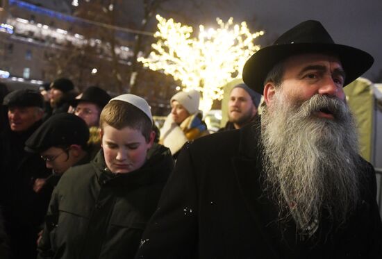 Зажжение ханукальной свечи в честь начала праздника Ханука