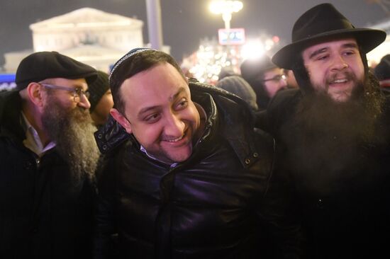 Зажжение ханукальной свечи в честь начала праздника Ханука