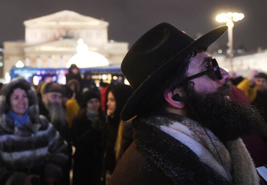 Зажжение ханукальной свечи в честь начала праздника Ханука