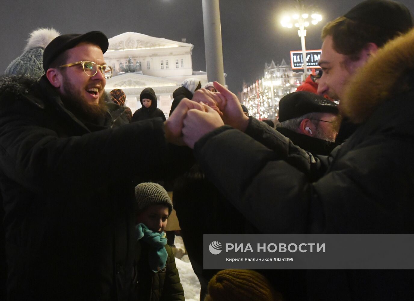 Зажжение ханукальной свечи в честь начала праздника Ханука