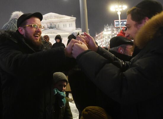 Зажжение ханукальной свечи в честь начала праздника Ханука