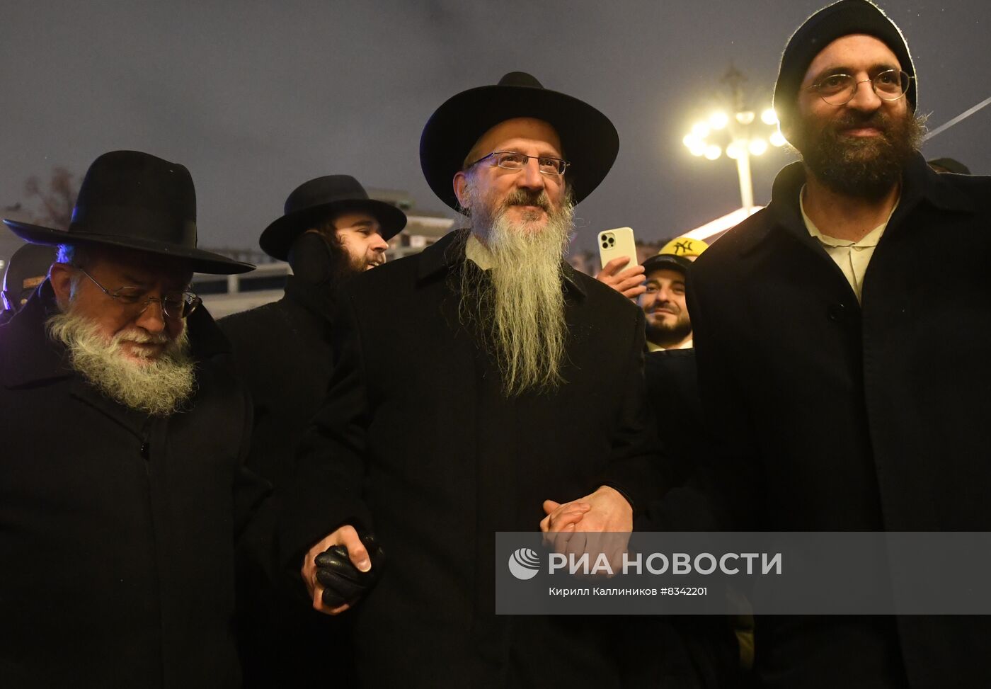 Зажжение ханукальной свечи в честь начала праздника Ханука