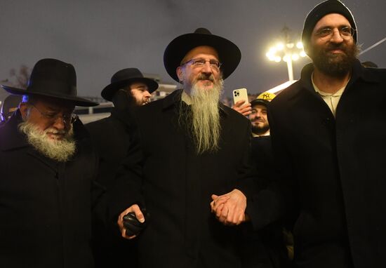 Зажжение ханукальной свечи в честь начала праздника Ханука