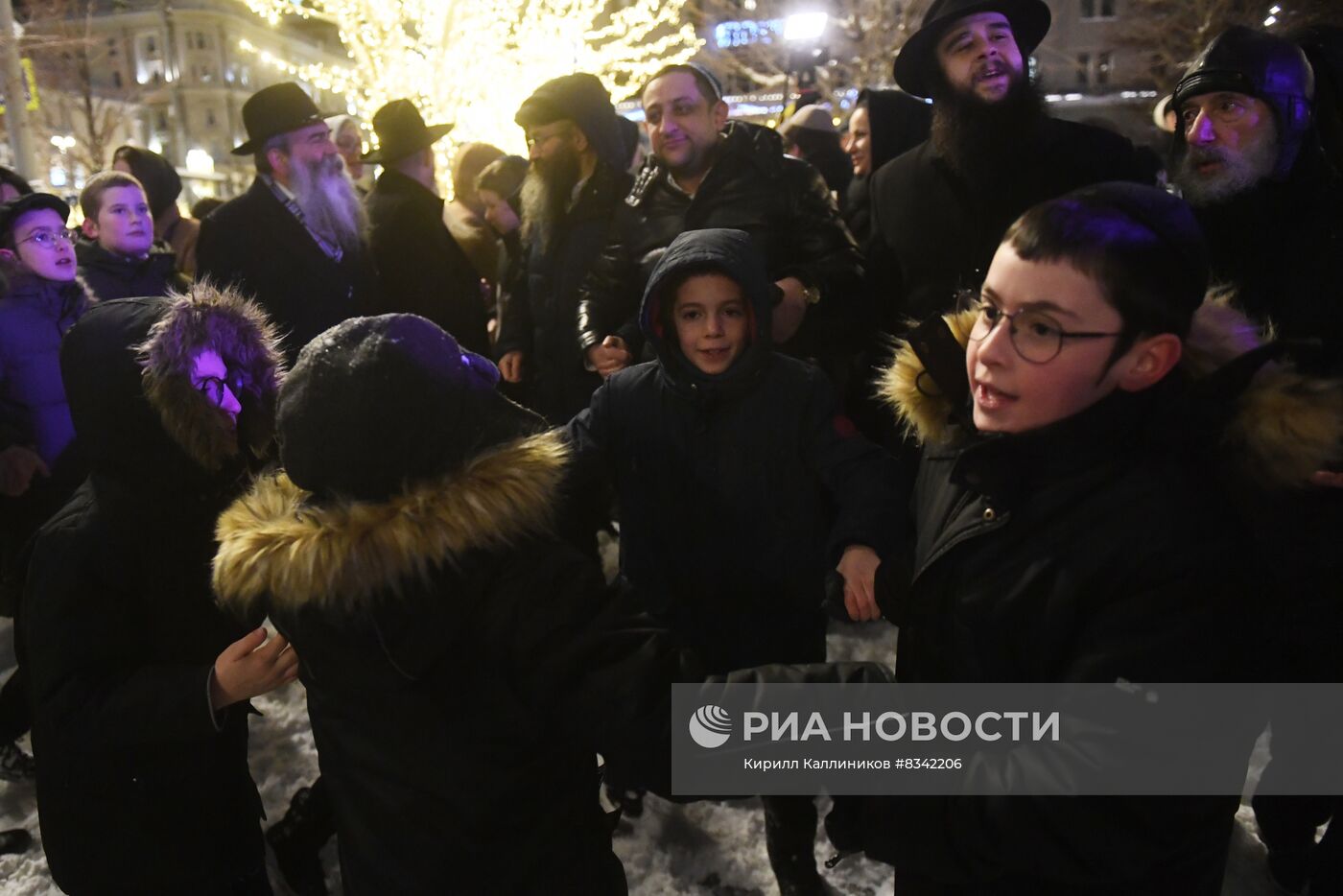 Зажжение ханукальной свечи в честь начала праздника Ханука