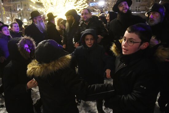 Зажжение ханукальной свечи в честь начала праздника Ханука