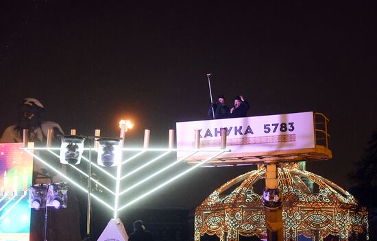 Зажжение ханукальной свечи в честь начала праздника Ханука