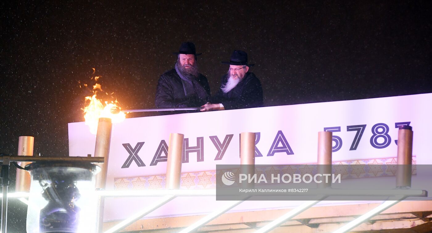 Зажжение ханукальной свечи в честь начала праздника Ханука