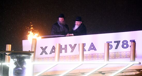 Зажжение ханукальной свечи в честь начала праздника Ханука