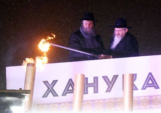 Зажжение ханукальной свечи в честь начала праздника Ханука