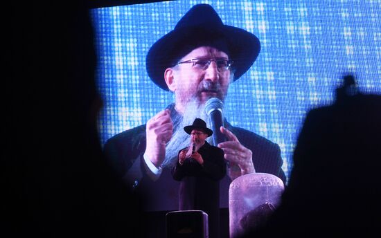 Зажжение ханукальной свечи в честь начала праздника Ханука