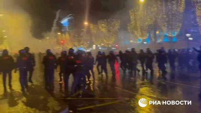 Полиция применила слезоточивый газ для разгона болельщиков в Париже