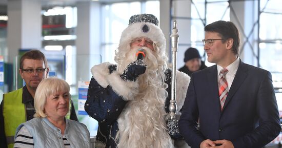 Визит Деда Мороза и Снегурочки на железнодорожную станцию ЦППК
