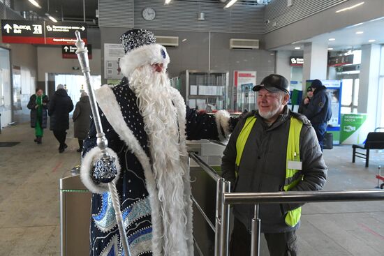 Визит Деда Мороза и Снегурочки на железнодорожную станцию ЦППК