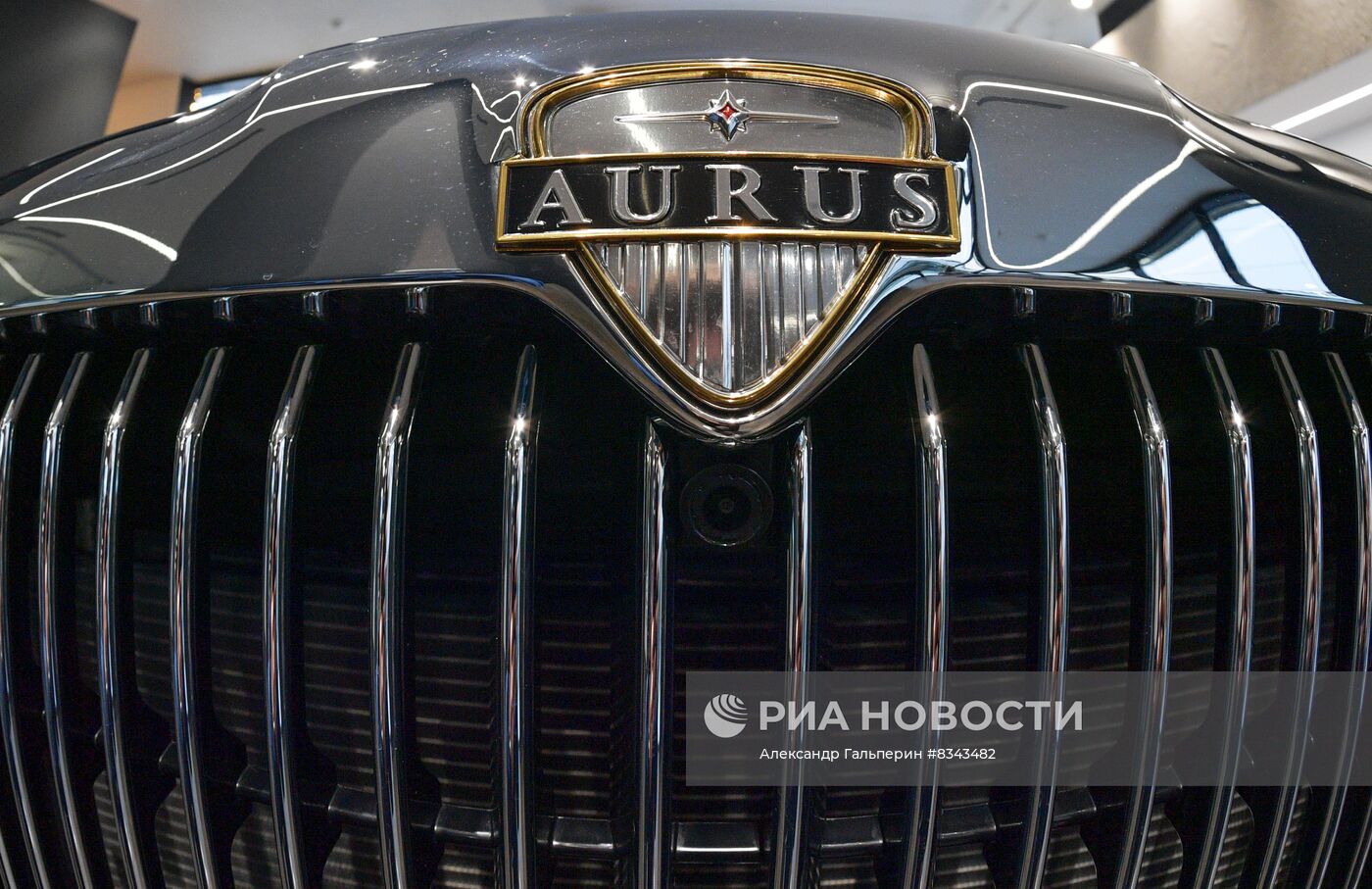 Автосалон AURUS открылся в Санкт-Петербурге