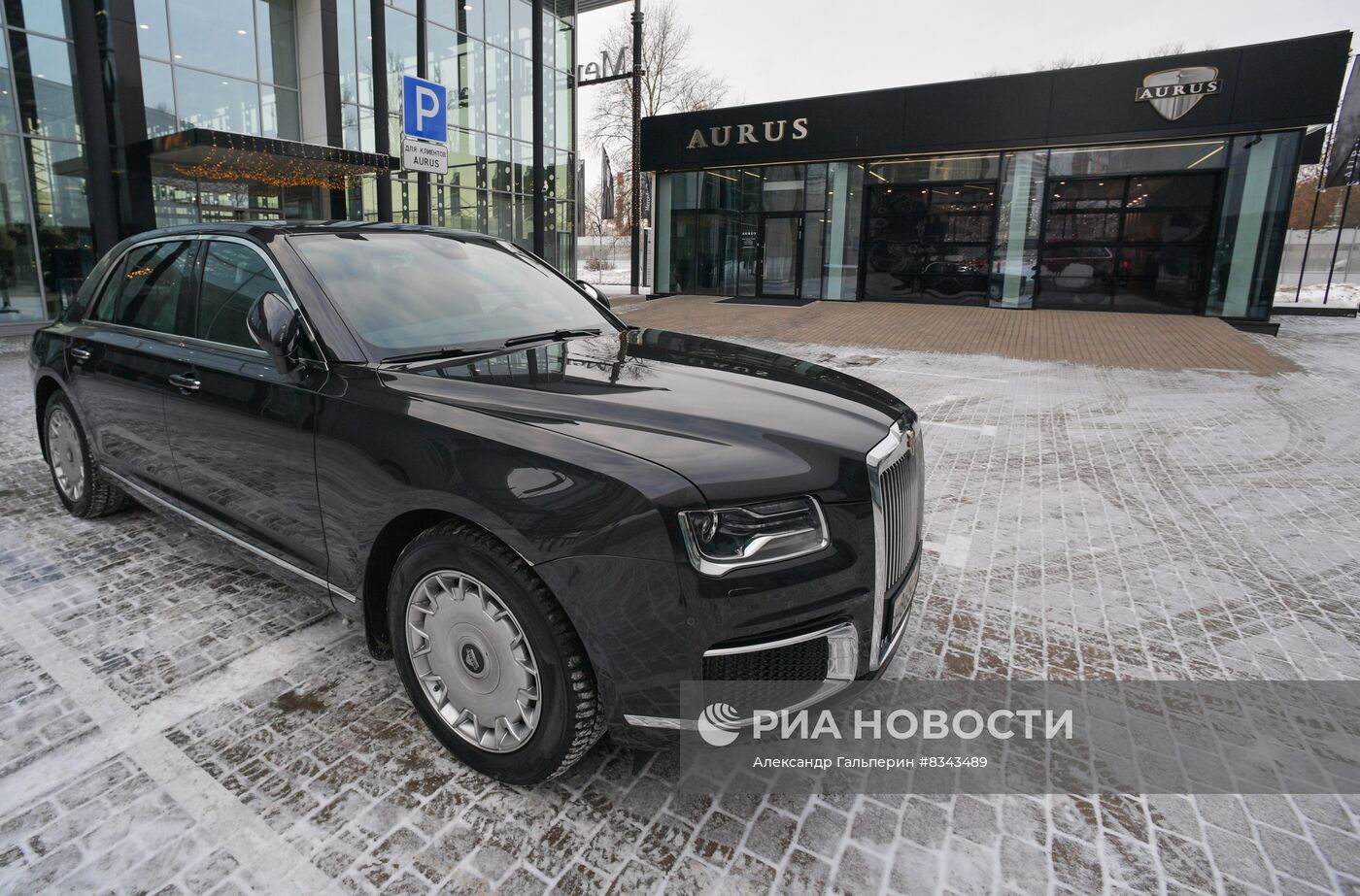 Автосалон AURUS открылся в Санкт-Петербурге
