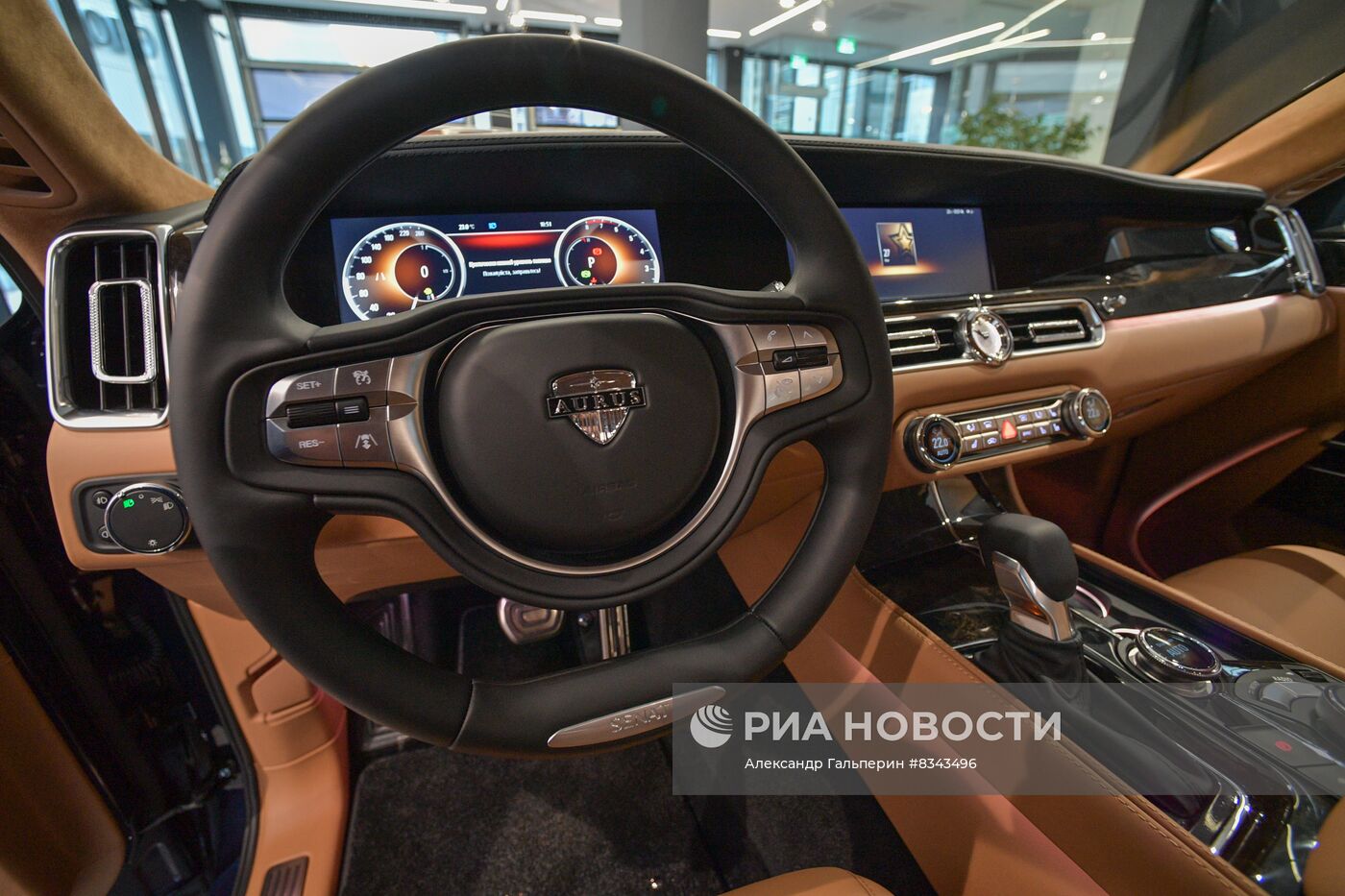 Автосалон AURUS открылся в Санкт-Петербурге