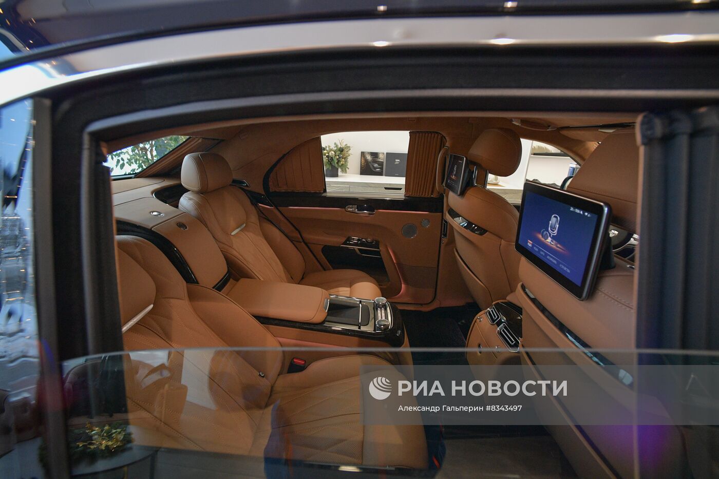 Автосалон AURUS открылся в Санкт-Петербурге