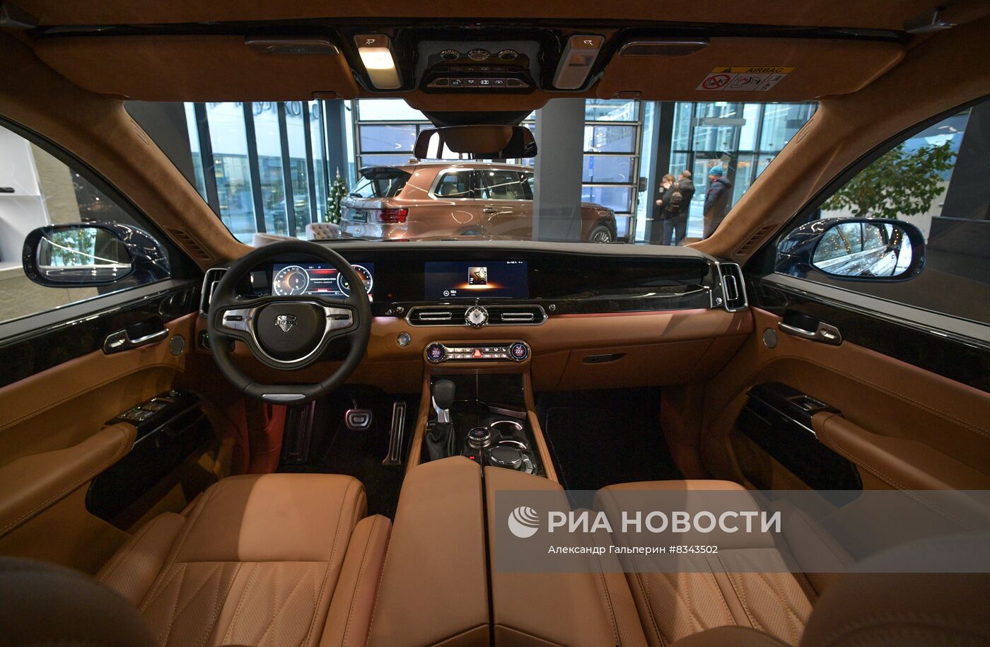 Автосалон AURUS открылся в Санкт-Петербурге