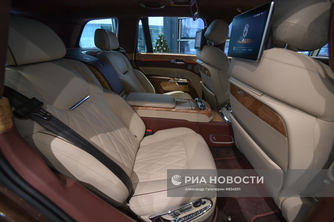 Автосалон AURUS открылся в Санкт-Петербурге