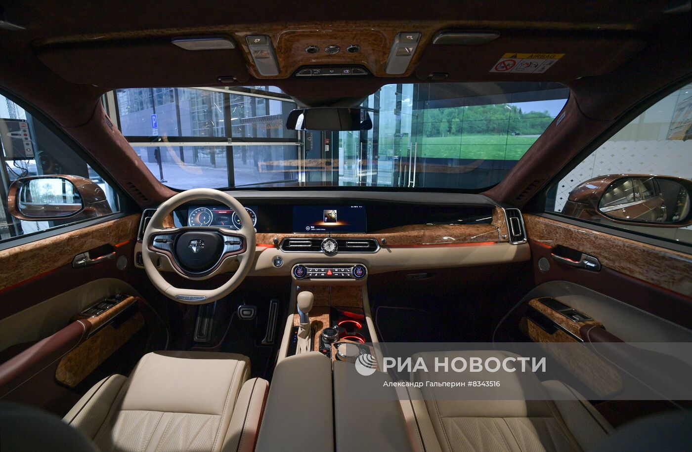 Автосалон AURUS открылся в Санкт-Петербурге