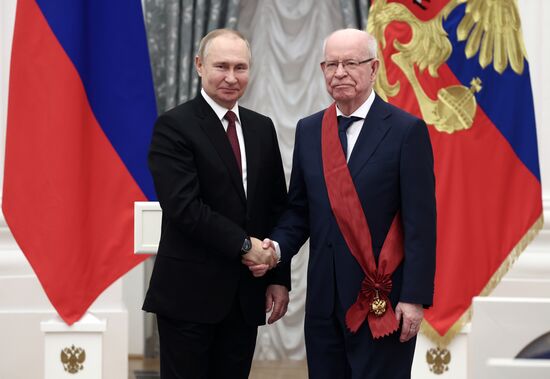 Президент РФ В. Путин принял участие в церемонии вручения госнаград