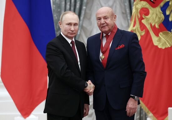 Президент РФ В. Путин принял участие в церемонии вручения госнаград