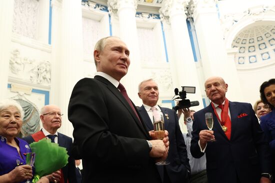 Президент РФ В. Путин принял участие в церемонии вручения госнаград