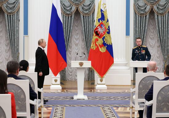 Президент РФ В. Путин принял участие в церемонии вручения госнаград