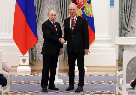 Президент РФ В. Путин принял участие в церемонии вручения госнаград