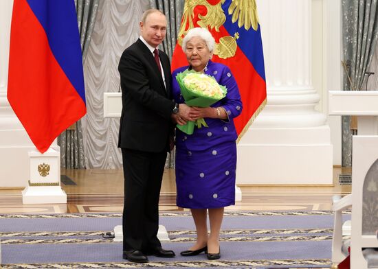 Президент РФ В. Путин принял участие в церемонии вручения госнаград