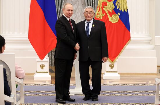 Президент РФ В. Путин принял участие в церемонии вручения госнаград